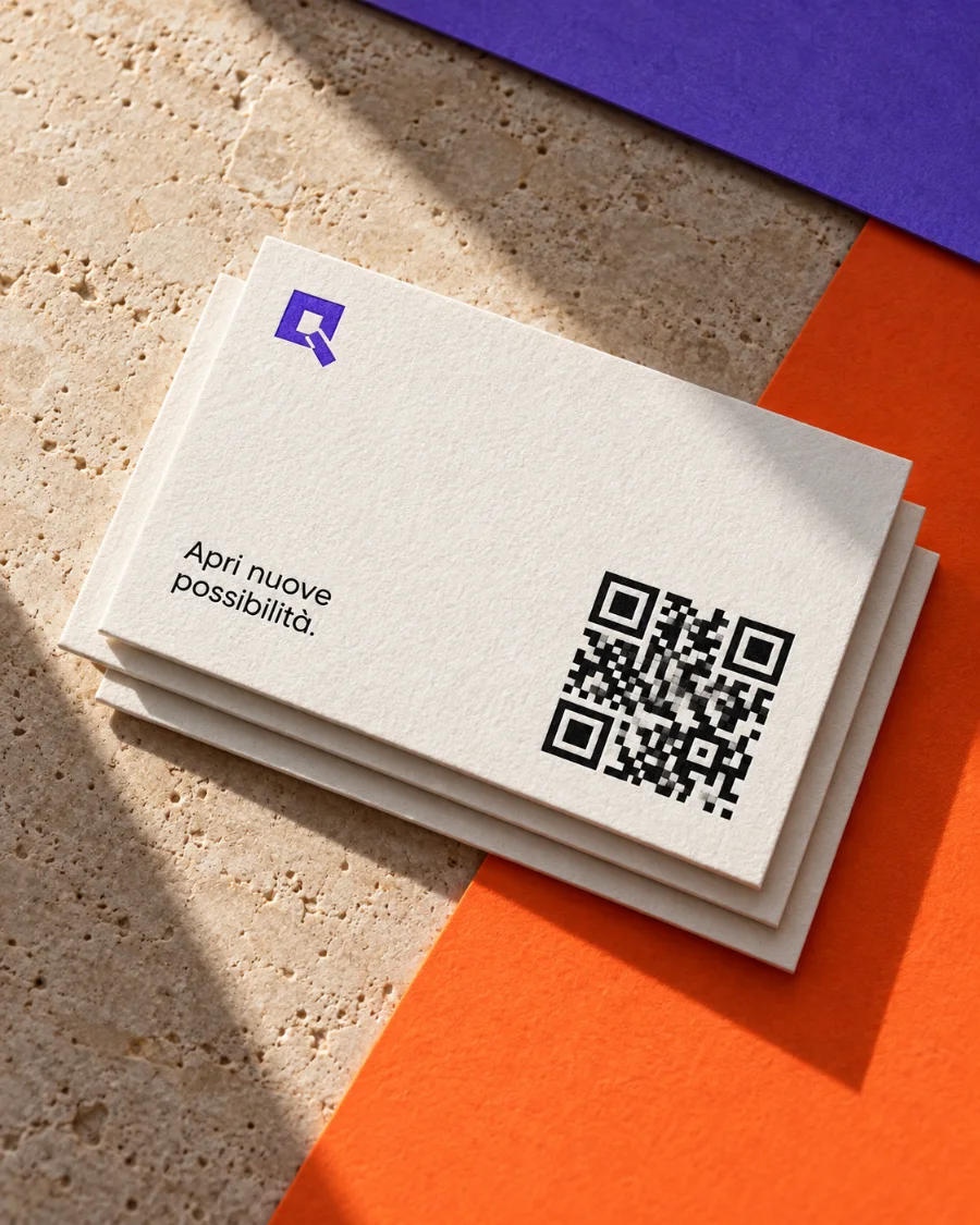 Una pila di biglietti stampati con QR code e la scritta “Apri nuove possibilità”