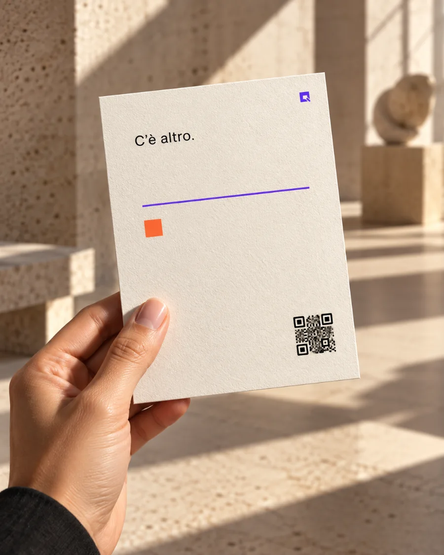 Una mano tiene un cartoncino con il QR code per scoprire di più